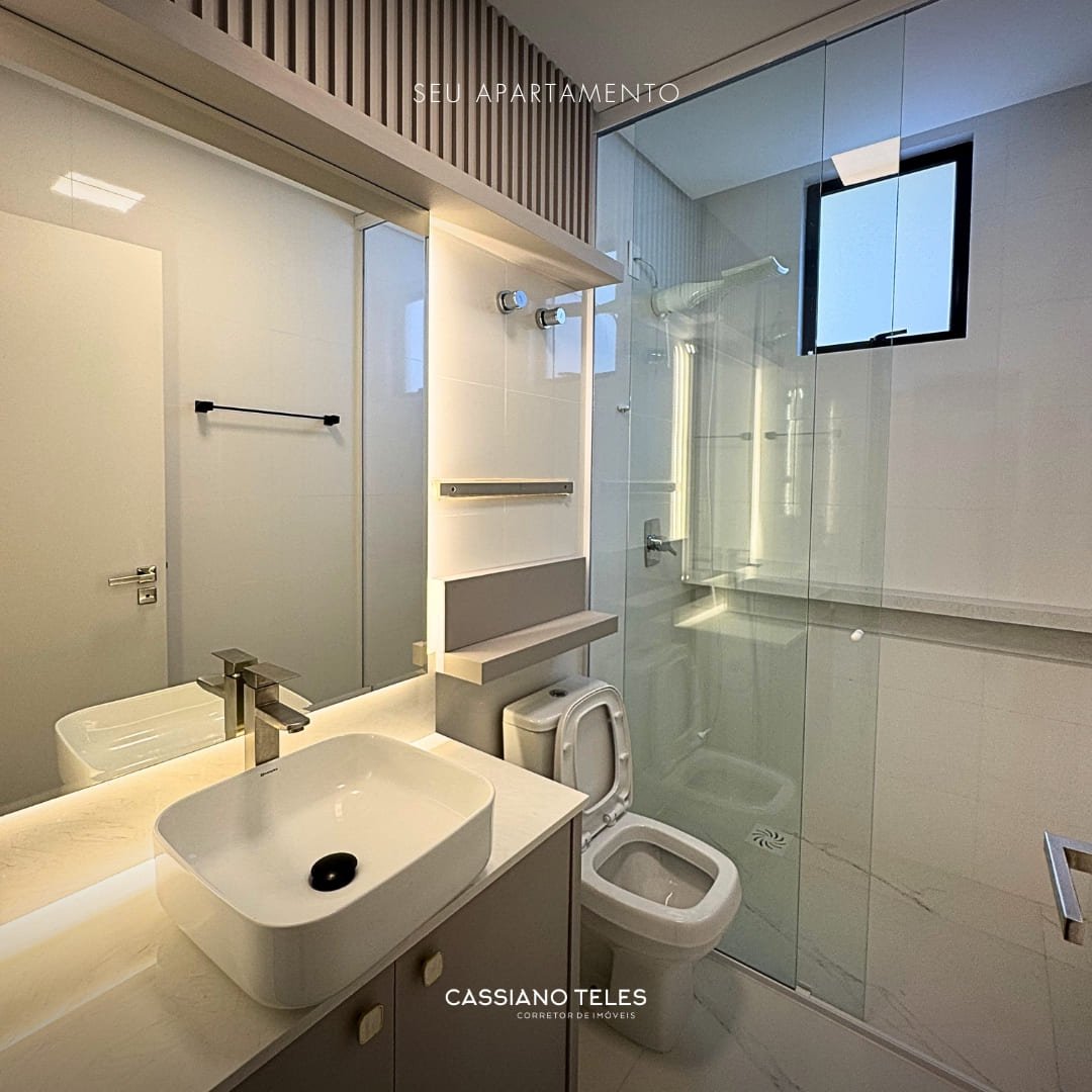 Banheiro da suíte com revestimentos premium no Carmel Residence Itapema.