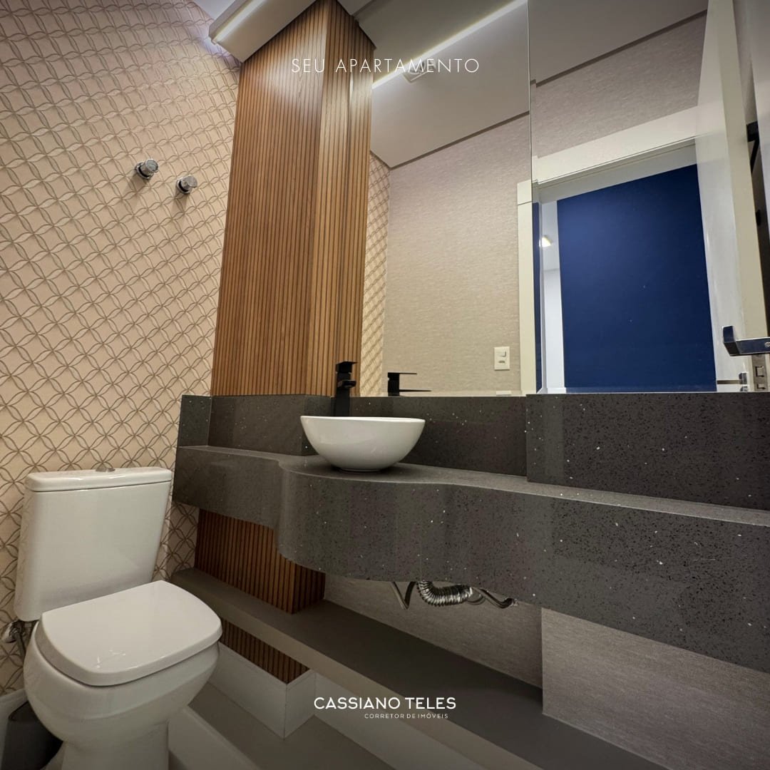 Banheiro de suíte com acabamento moderno no Carmel Residence Itapema.