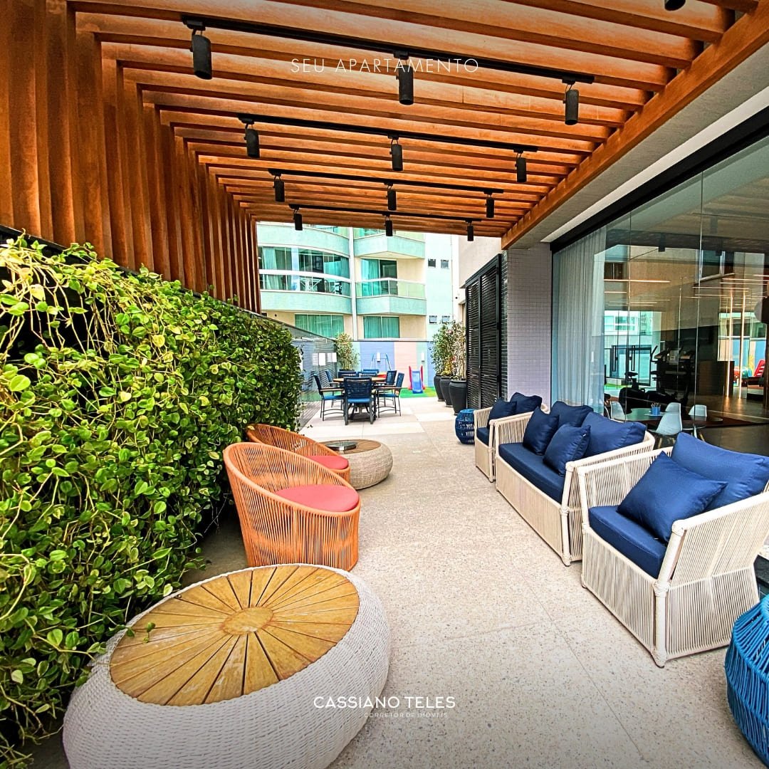 Espaço de lazer com piscina no Carmel Residence Itapema.