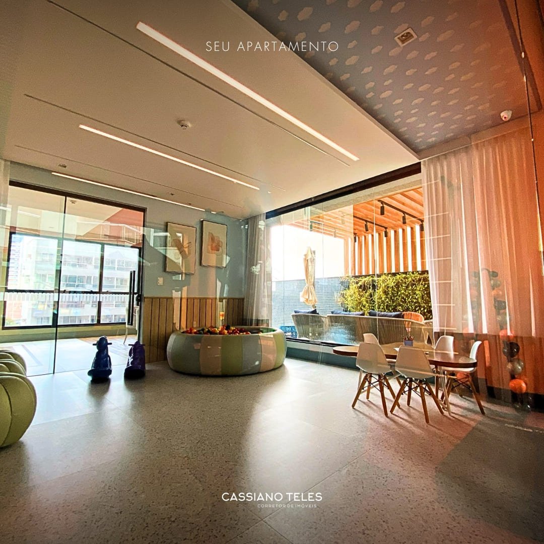 Ambiente social no salão de festas do Carmel Residence à venda em Itapema.