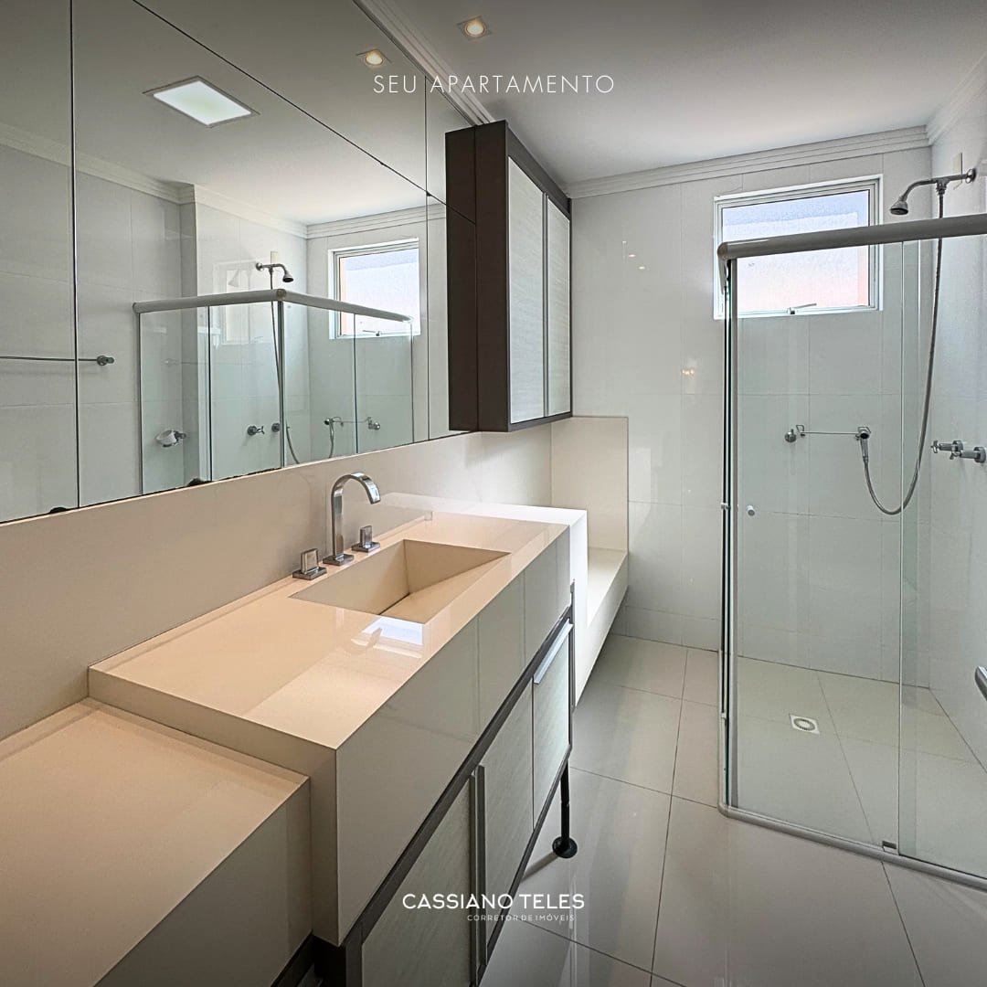 Banheiro da suíte com revestimentos modernos no Residencial Cayman em Itapema.