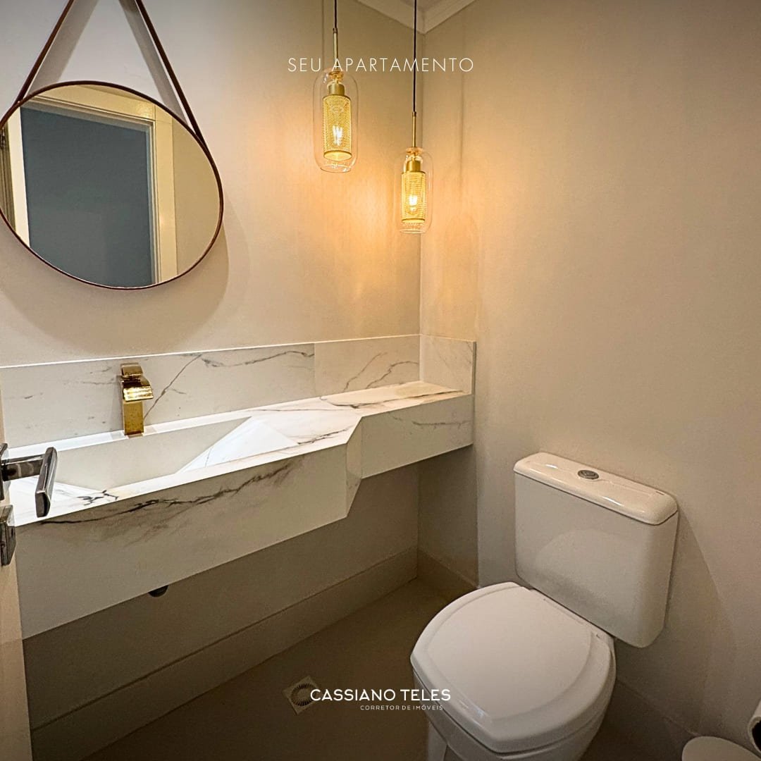 Banheiro completo com revestimentos modernos no Residencial Cayman em Itapema.
