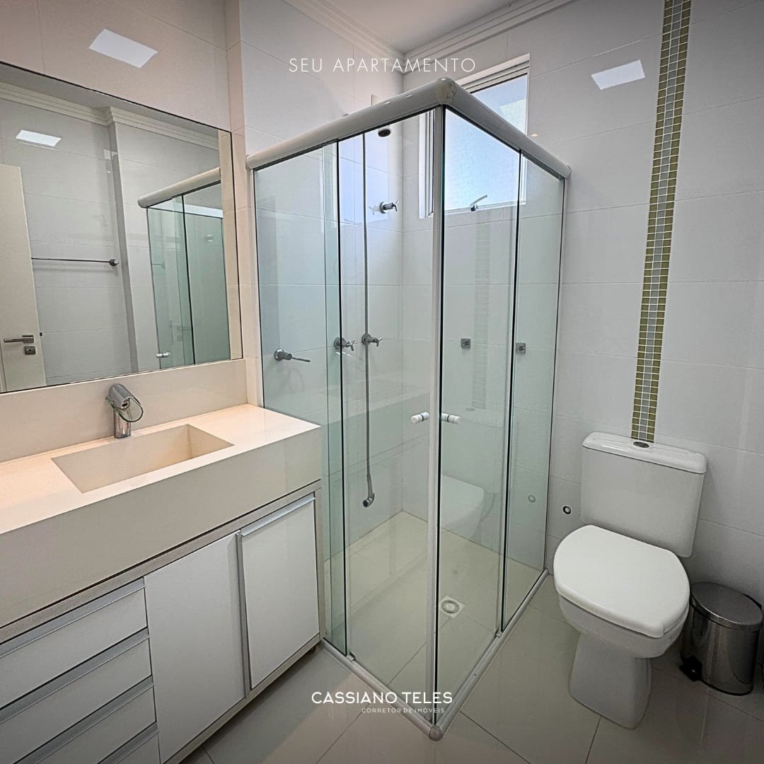 Banheiro social com acabamento refinado no Residencial Cayman em Itapema.