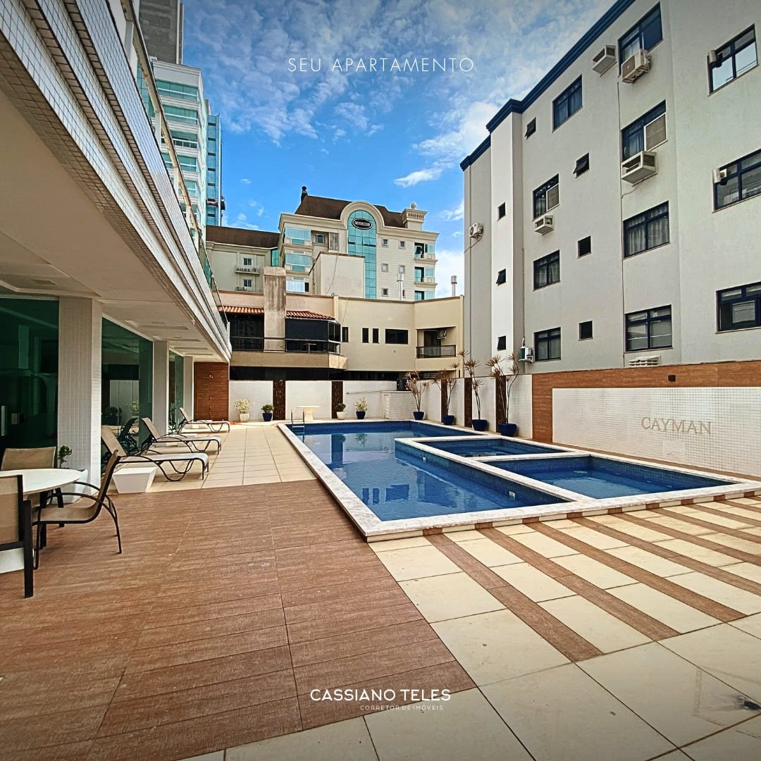 Piscina com solarium no Residencial Cayman em Itapema.