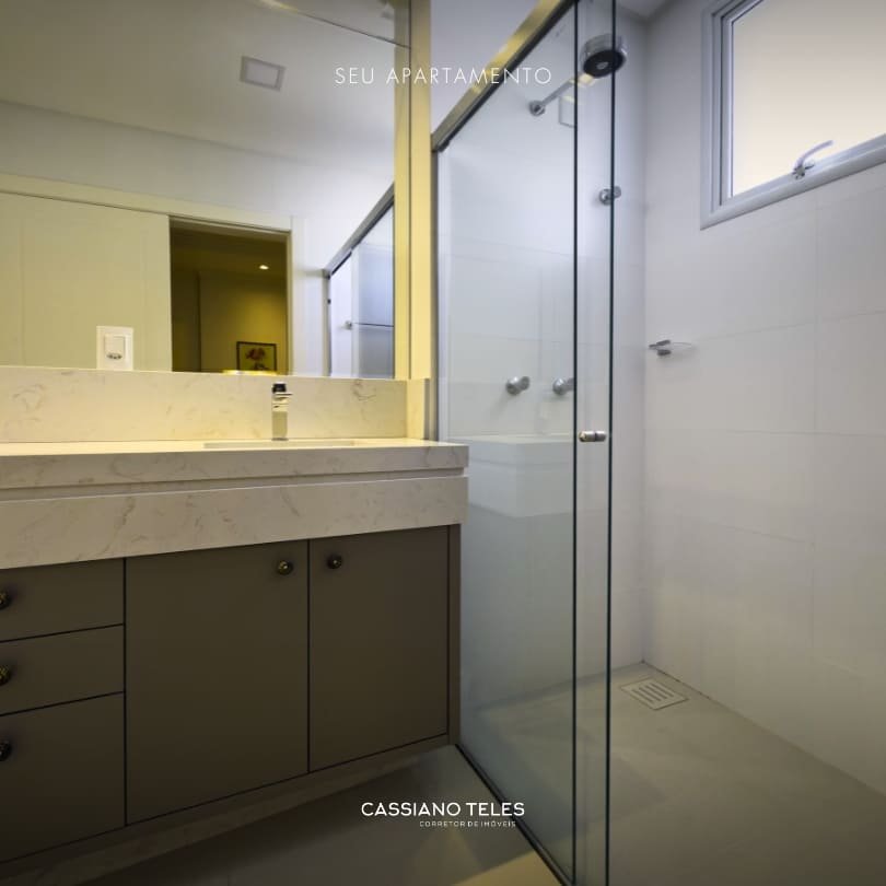 Banheiro do Apartamento à venda Itapema Le Lis Blanc com bancada clara e box em vidro