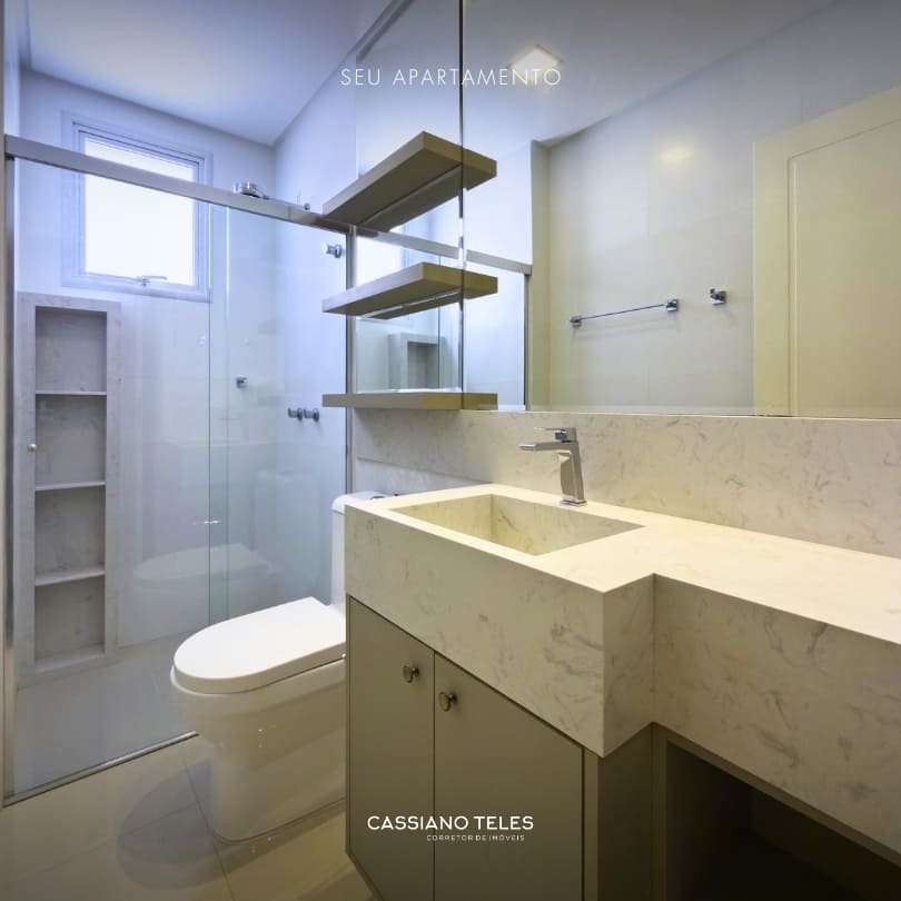 Banheiro do Apartamento à venda Itapema Le Lis Blanc com nicho embutido e box de vidro