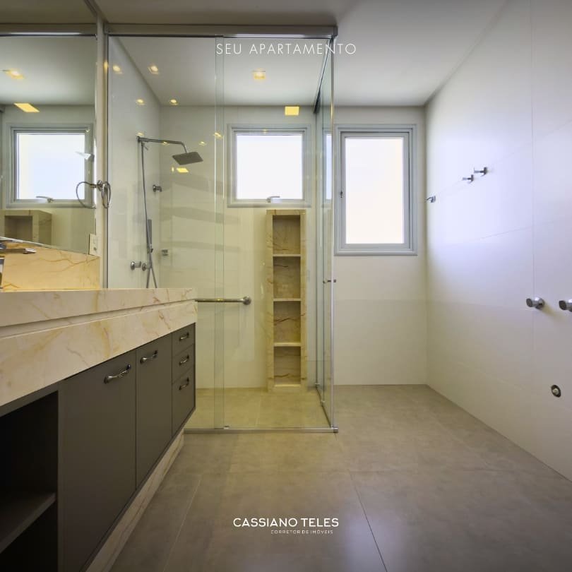 Banheiro do Apartamento à venda Itapema Le Lis Blanc com bancada em pedra e box em vidro