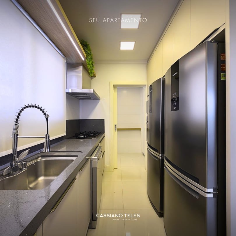 Cozinha do Apartamento à venda Itapema Le Lis Blanc com móveis planejados, bancada em pedra e eletrodomésticos em inox