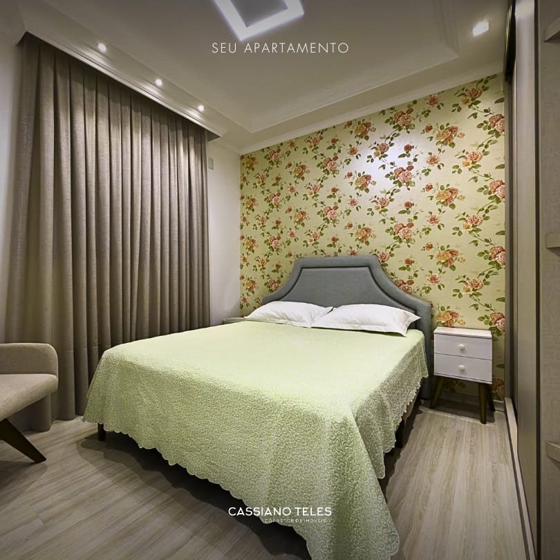 Suíte do Apartamento à venda Itapema Le Lis Blanc com papel de parede floral e iluminação suave